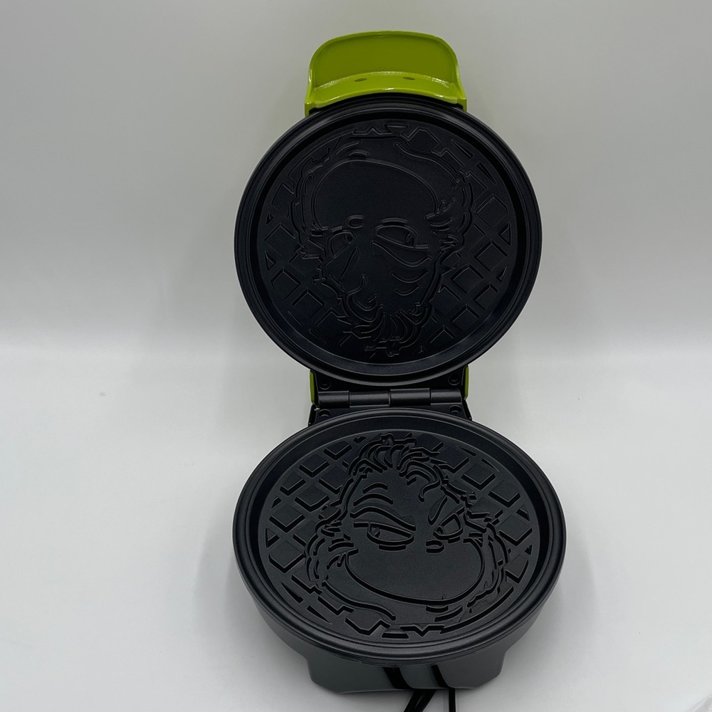 Grinch Waffle Maker Dr Seuss Non-Stick Plates - Picture 4 of 10